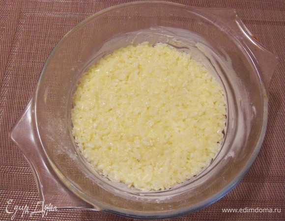 Смазать форму для запекания сливочным маслом, по желанию можно равномерно посыпать молотыми сухарями. Переложить смесь из миски в форму. 