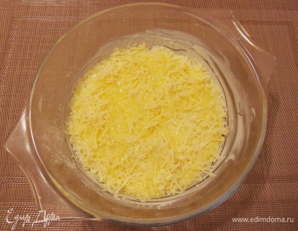 Аккуратно разровнять, посыпать оставшимся сыром и полить оставшимся сливочным маслом. 