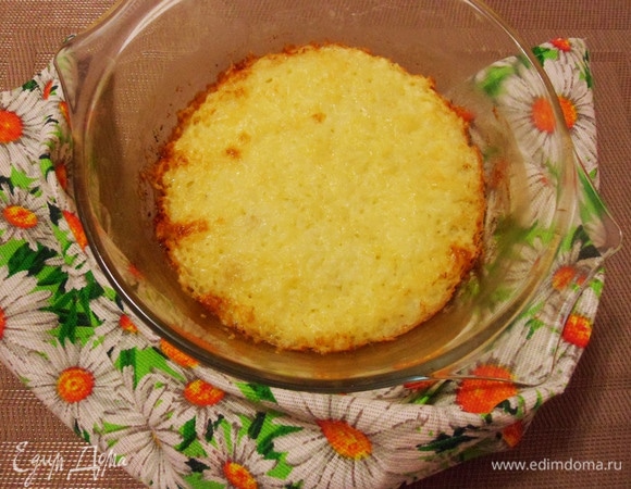 Выпекать до золотистости в предварительно разогретой до 180°C духовке около 10–15 минут. Готовую рисовую запеканку слегка остудить, нарезать любыми фигурками (у меня ромбики). 