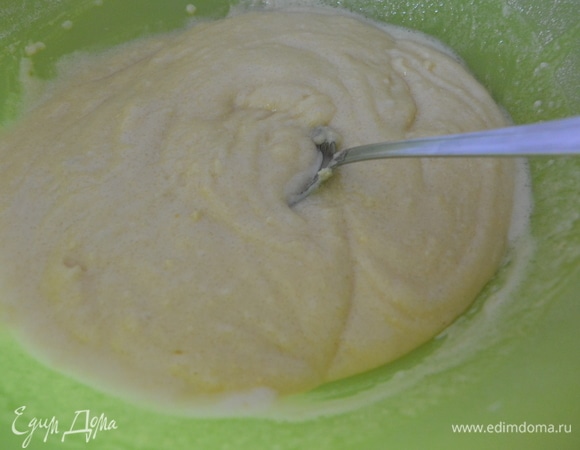 Яйца взбить с сахаром при помощи миксера. Затем добавить сметану и перемешать. Добавить муку и разрыхлитель, замесить негустое тесто.