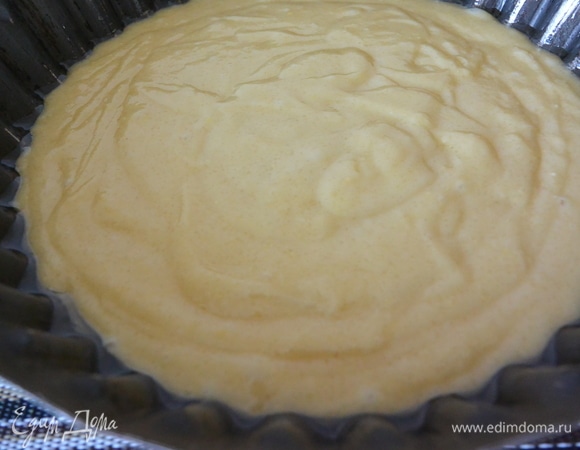 Налить тесто в смазанную маслом форму. Поставить в разогретую духовку на 35–40 минут.