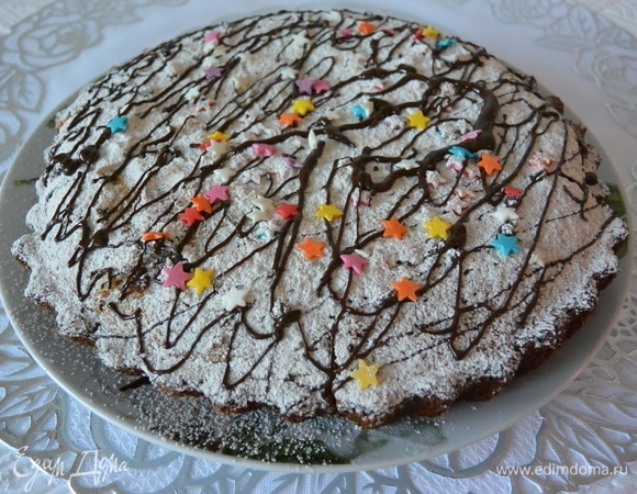 Посыпаем сахарной пудрой и кондитерской посыпкой. Украшаем растопленным шоколадом.