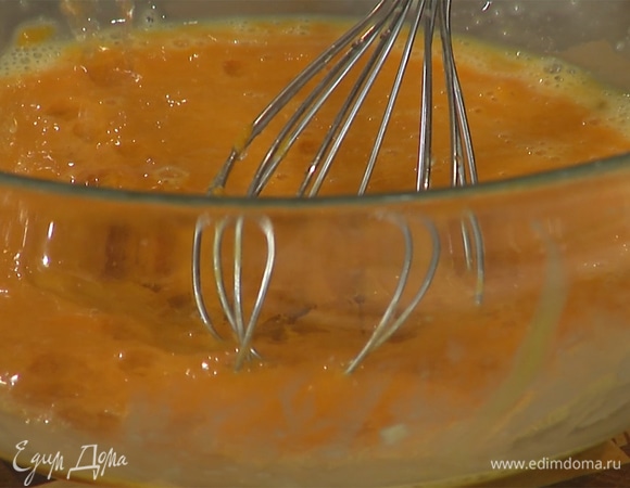 Добавить две столовых ложки растительного масла и яблочный уксус, перемешать.