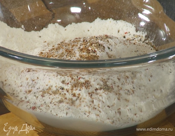 В отдельную миску всыпать муку, добавить разрыхлитель, соду, сахар и все специи, смешать.  