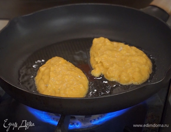 Разогреть сковороду с растительным маслом, выложить оладушки, обжарить с двух сторон до готовности.