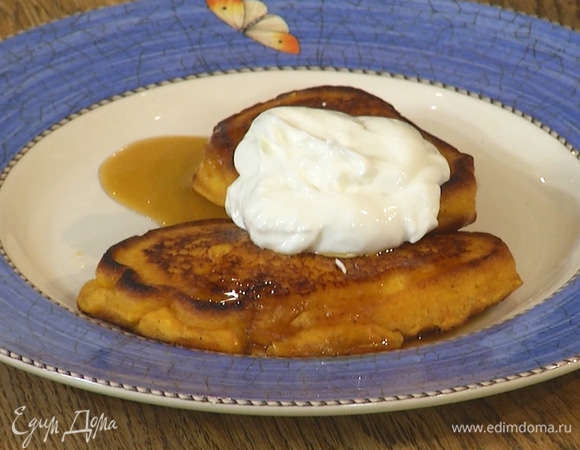 Подавать с кленовым сиропом и йогуртом.