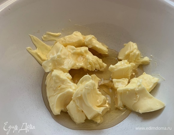 Все продукты комнатной температуры. Масло и мед хорошо взбить.