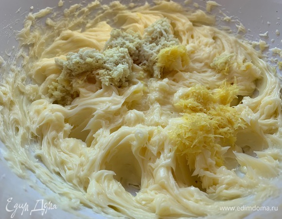 Добавить имбирь и цедру, хорошо перемешать.