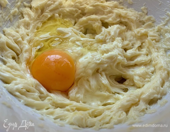 Вбить по одному яйца, хорошо взбивая.