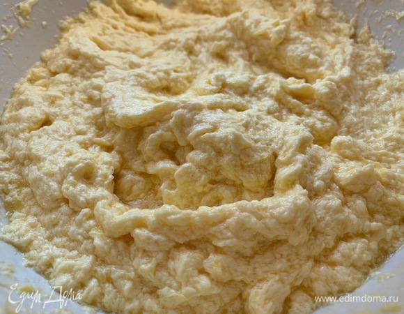 Влить молоко, взбить очень аккуратно.