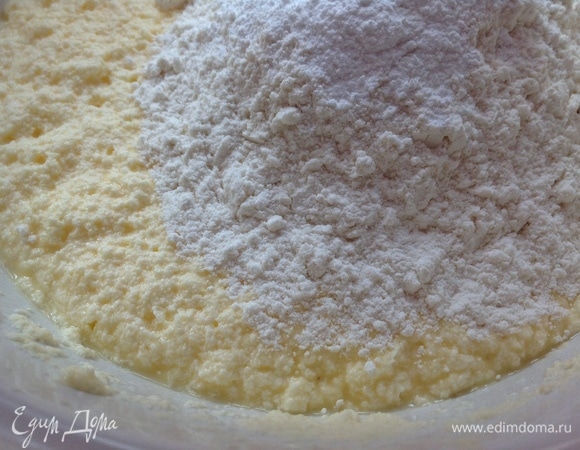 Затем — мука с разрыхлителем, перемешать.