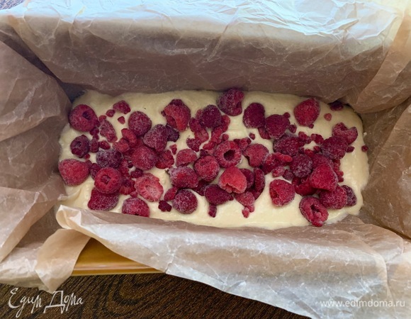 Духовка — на 160°C. Форма застелена пергаментом. Половина теста — в форму, засыпать малину, накрыть второй половиной теста. Выпекаю 1 час. Результат готовности зависит от возможностей вашей духовки. 