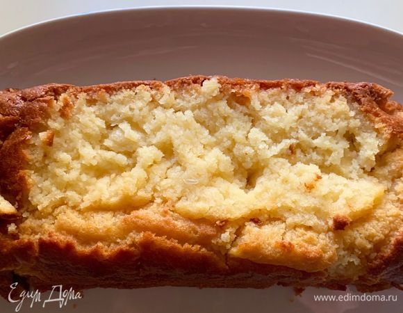 Достать кекс, дать немного остыть, срезать верхушку. Полить апельсиновым соком.