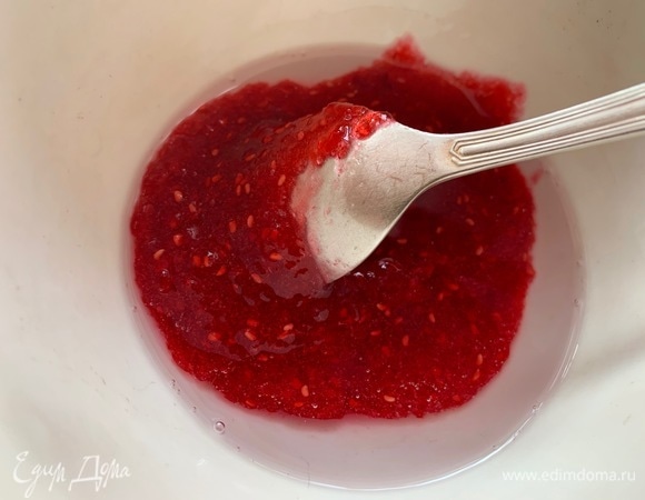 Ликер размешать с малиной (подойдет свежая замороженная, протертая с сахаром). Если нет грушевого ликера, возьмите апельсиновый или, как вариант, бренди!