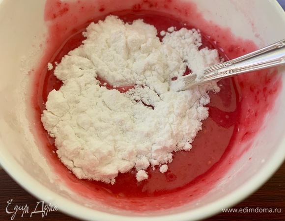 Добавить сахарную пудру, быстро размешать.