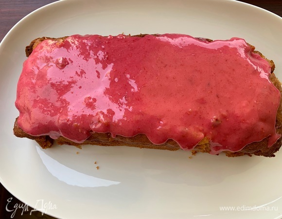 Нежно и аккуратно полить кекс!