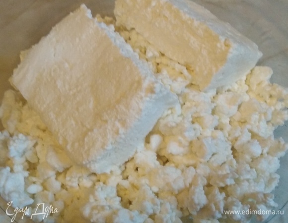 Соединить два вида творога. Размешать. Посолить.