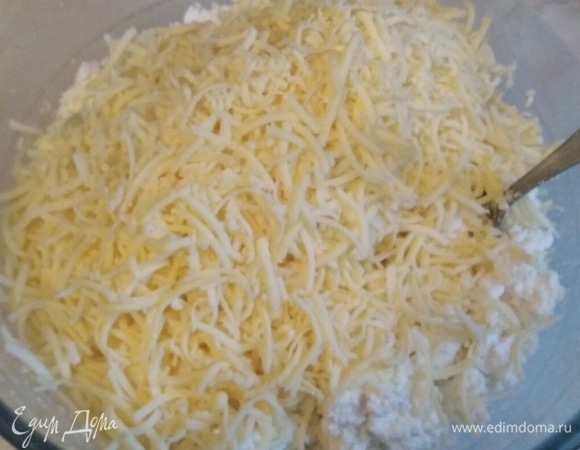 Добавить натертый на мелкой терке сыр. Перемешать.