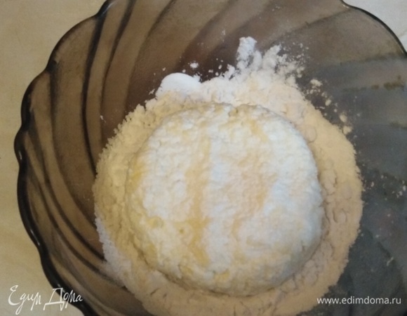 Сформировать сырники. Каждый обвалять со всех сторон в крахмале.