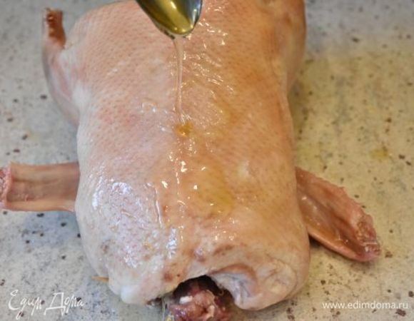 После двенадцатичасового просушивания птицу ждет медовый массаж. Руками втираем жидкий мед в птицу, не оставляя без внимания ни одного участка. Снова оставляем утку отдыхать в прохладном месте еще на 12 часов.