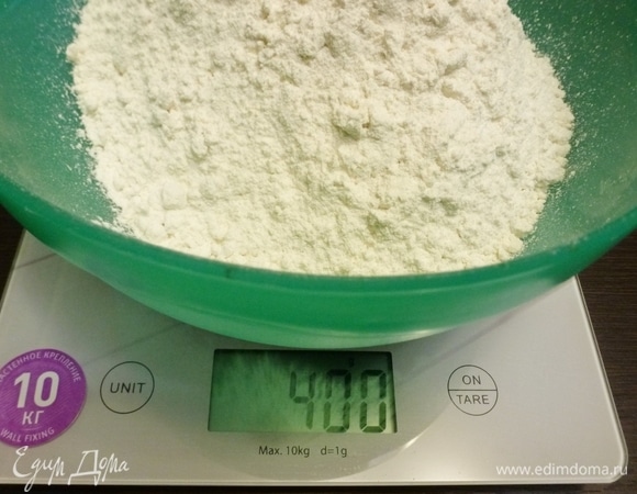 Муки отмерить 400 г. Дрожжей нужно 1 г или четверть чайной ложки. Один г мои весы не захотели взвешивать, пришлось взять на глаз.