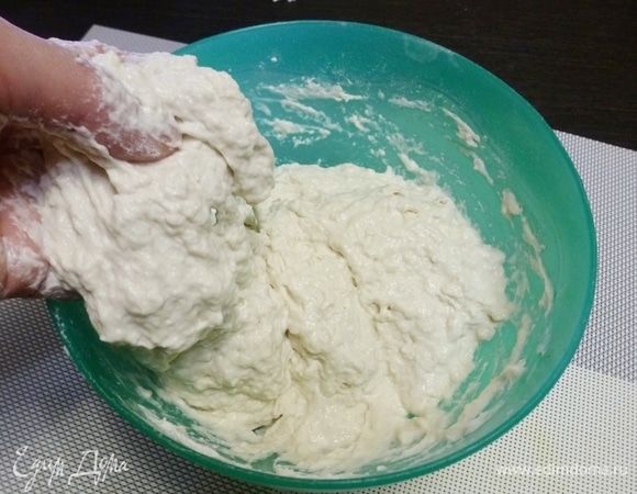 Смешать все сыпучие продукты и влить прохладную воду (12–16°C). Перемешивать все 30 секунд. Да-да именно 30 секунд или полминуты!  Получается жидкое и липкое тесто. Если вдруг в миске останется сухая мука, то можно добавить еще 2–3 ст. л. воды. У меня так и получилось, я воду еще  добавляла.