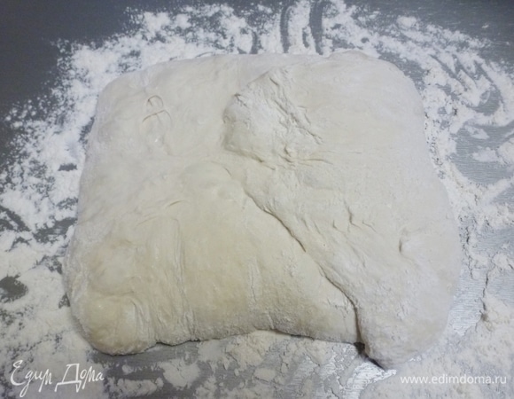 Припылить сверху тесто мукой и начать формовку. Формовать хлеб надо заворачивая тесто со всех сторон к центру, образовывая круглую буханку.