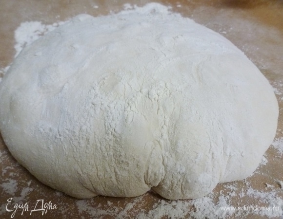 Пекарскую бумагу присыпать мукой и переложить на нее хлеб швом вниз.  Накрыть полотенцем и оставить на расстойку на 2 часа. 