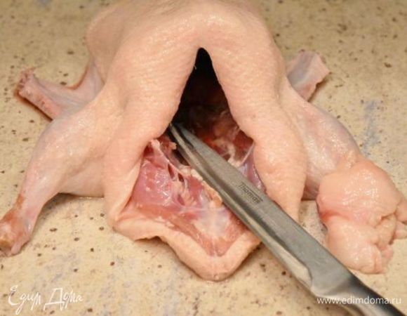 В первую очередь необходимо подготовить утку к запеканию. Тушку полностью разморозить, срезать лишний жир с гузки.  