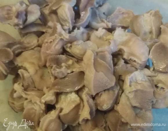 Желудочки нарезать, отварить в подсоленной воде до полной готовности.
