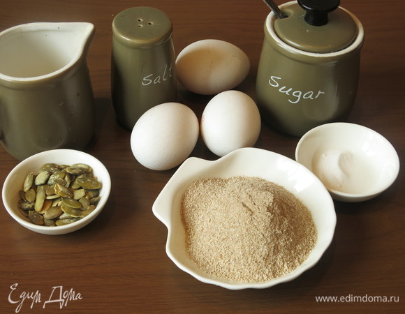 Подготовим продукты: отруби гречневые, яйца, соль, сахар, разрыхлитель, кефир, семена для посыпки. 