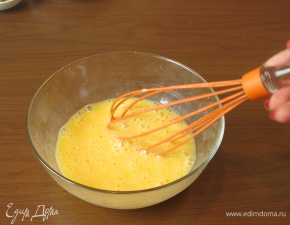 Взбиваем венчиком яйца.