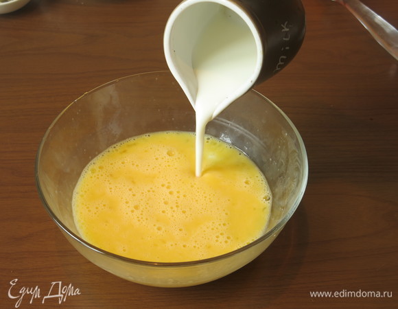 Вливаем теплый кефир или кислое молоко.