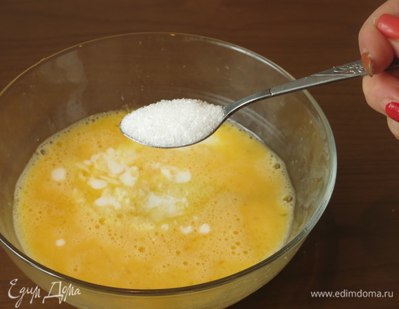 Кладем сахар.