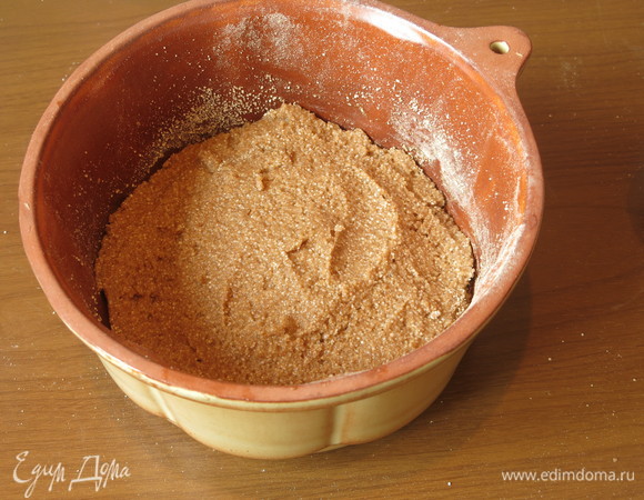 Выкладываем тесто.