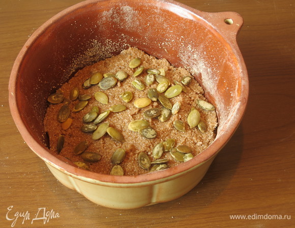 Посыпаем семенами.