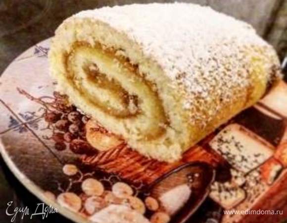 Рулет разворачиваем, смазываем кремом и обратно сворачиваем. Так как бисквит в скрученном в виде светлый, рулет отправляем в духовку до румяности и затем ставим в холодильник минимум на 1 час. Посыпаем сахарной пудрой. Bon appetit!