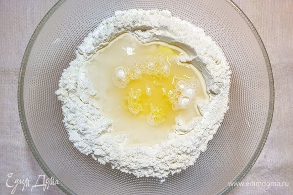 Приготовим белое тесто. Нам понадобится всего одно яйцо для обоих видов теста. Разбейте яйцо в миску, немного взболтайте и разделите на 2 части. Смешайте нужное количество муки, воды, яйца, соли и растительного масла. Замесите довольно тугое тесто.