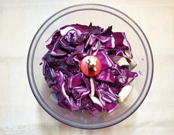 Для приготовления сиреневого теста краснокачанную капусту измельчите со 150 мл воды. Жидкость процедите через сито и отмерьте 100 мл сиреневой жидкости.