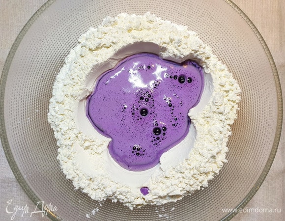 Смешиваем все ингредиенты для сиреневого теста.