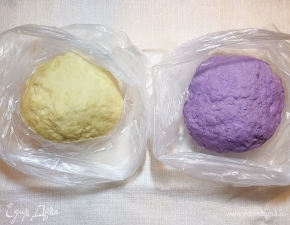 Убираем оба вида теста под пленку или в мешочек, оставляем на 30 минут.