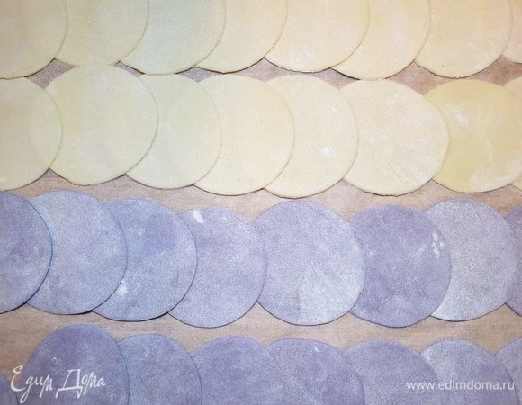 Тесто тонко раскатать и вырезать одинаковые заготовки.