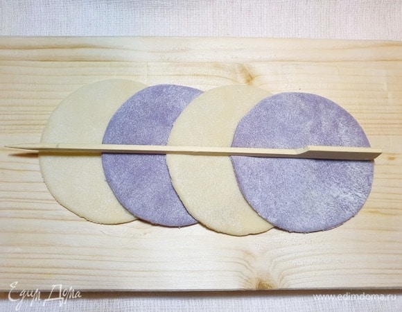 Складываем заготовки друг на друга как показано на фото. Немного придавим в центре.