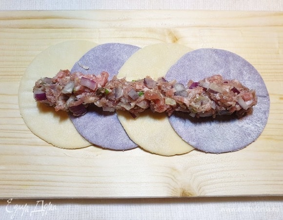 Выкладываем фарш.