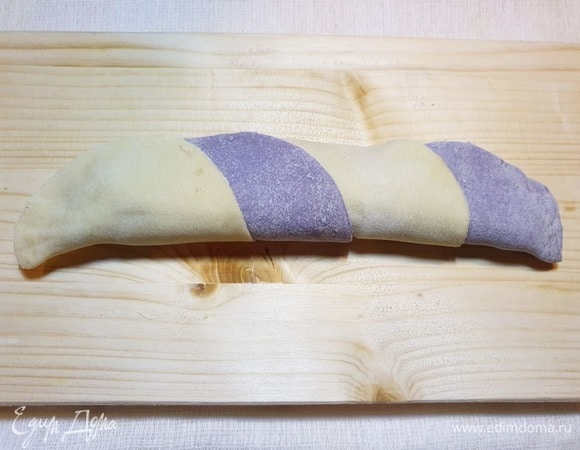 Сворачиваем заготовку пополам. Края плотно прижимаем.