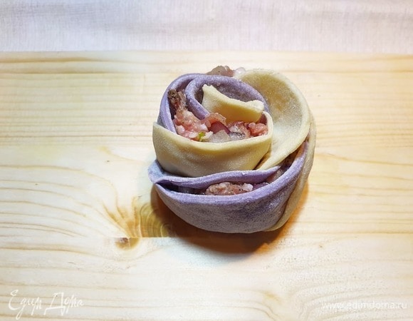 Сворачиваем рулетом и немного расправляем лепестки цветка. Готовим ханумы на пару примерно 35 минут.