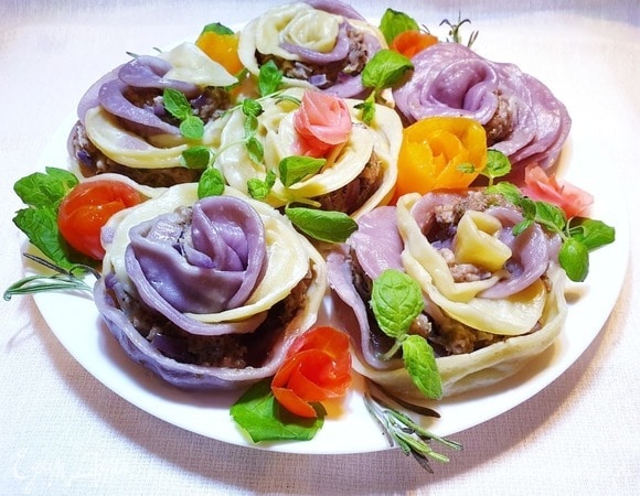 Выкладываем порционные ханумы на блюдо, украшаем зеленью и овощами. Приятного аппетита!