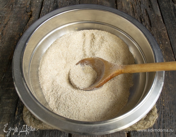 Отмеряем цельнозерновую пшеничную муку. Если без весов, то это примерно 1 стакан.