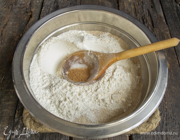 Добавляем обычную пшеничную муку, мелкую поваренную соль и тростниковый сахар.