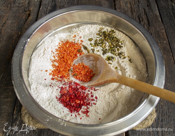 Насыпаем хлопья сладкой копченой паприки, сушеный сладкий зеленый перец и сушеную морковь. Эти приправы всегда можно найти в лавках с восточными специями.
